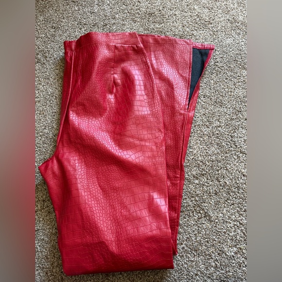 PrettyLittleThing RED FAUX LEATHER CROC V FRONT FLARED PANTS NWT SIZE 8 - Picture 6 of 8